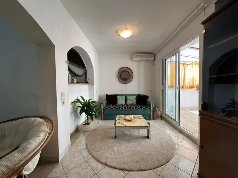 Izdavanje, stan, 113m², Tivat, Crna Gora - image 1