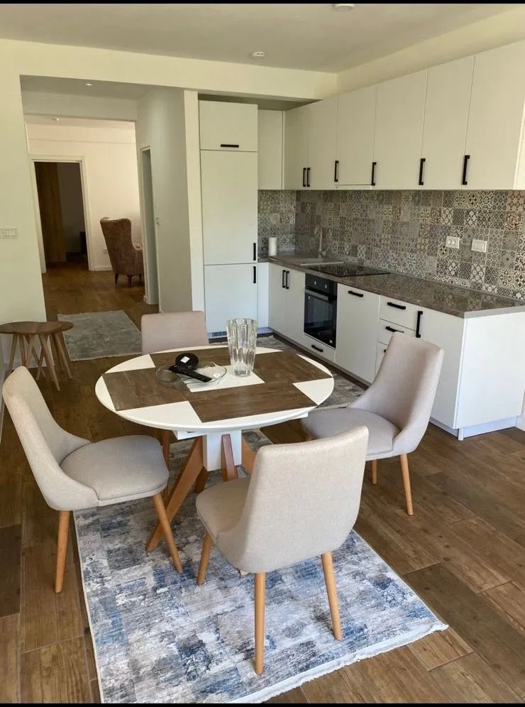 Izdavanje, jednosoban stan, 64m², Mažina, Tivat