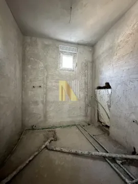 Prazna prostorija u sirovoj gradnji sa instalacijama. - image 9
