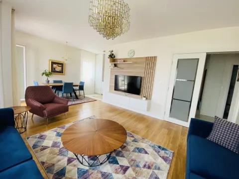Prostrana dnevna soba sa garniturom, trpezarijom i modernim osvjetljenjem. - image 3