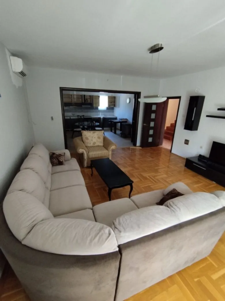 Izdavanje, trosoban stan, 250m², Tološi, Podgorica