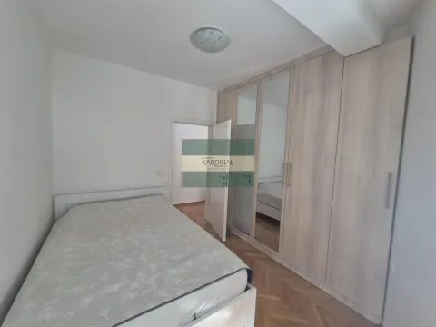 Spavaća soba sa bračnim krevetom i velikim ugradnim ormanom sa ogledalima. - image 11