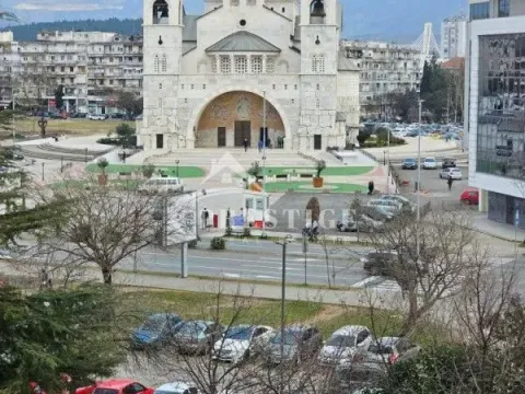 Izdavanje, dvosoban stan, 86m², Blok 5, Podgorica - image 8