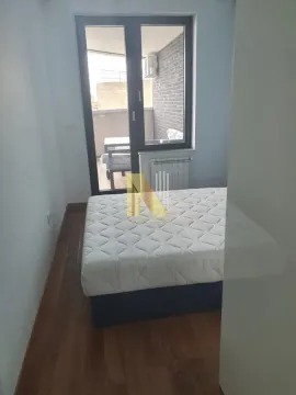 Spavaća soba sa krevetom i izlazom na terasu. - image 7