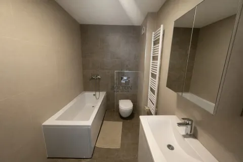 Savremeno opremljeno kupatilo sa kadom, umivaonikom i ugradnom wc šoljom. - image 13