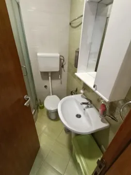 Manje kupatilo sa tuš kabinom, umivaonikom i toaletom. - image 13