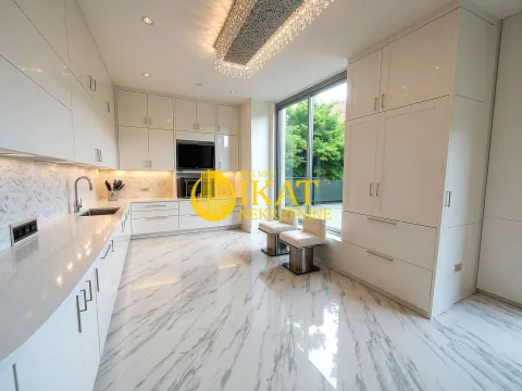 Prodaja, četvorosoban stan, 149m², Vračar Centar, Vračar Sve Podlokacije - image 4