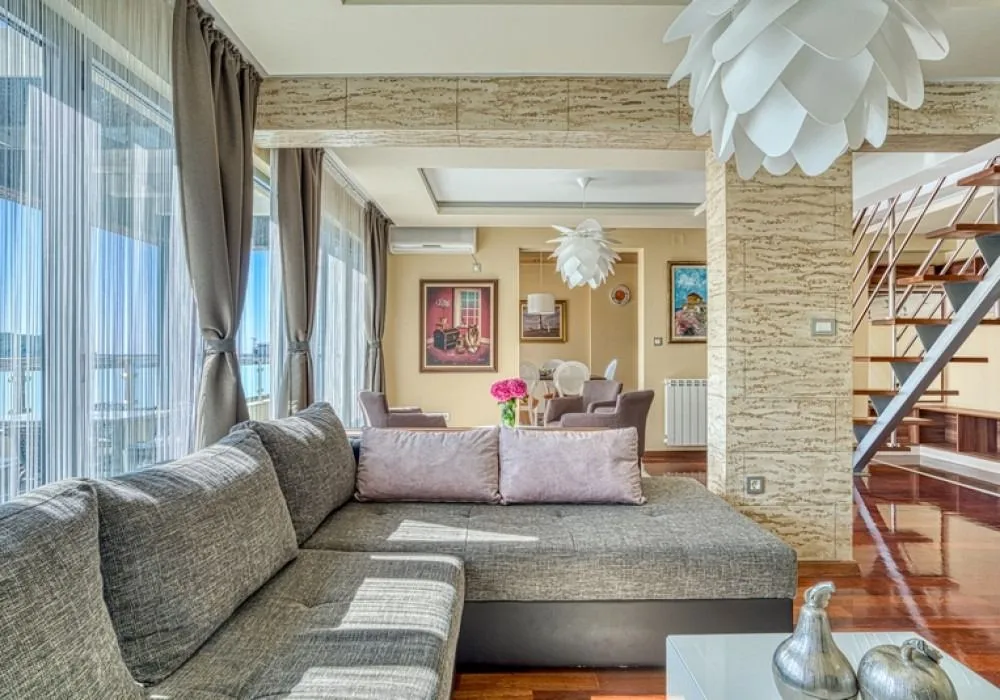 Prodaja, četvorosoban stan, 190m², Rozino, Budva