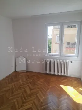 Prazna soba sa parketom i prozorom. - image 6