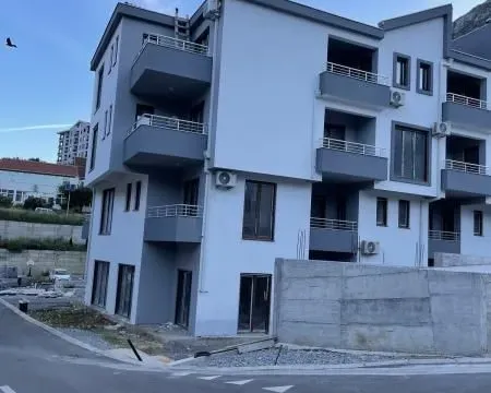 Sale, three bedroom apartment, 98m², Dobrota, Kotor - image 2