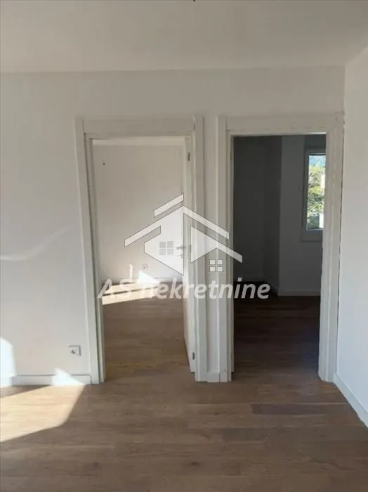 Prodaja, trosoban stan, 71m², Zemun Cara Dušana, Zemun Sve Podlokacije