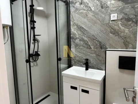 Moderno kupatilo sa tuš kabinom i umivaonikom. - image 7
