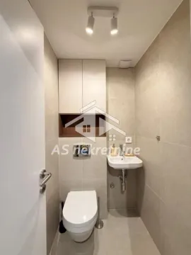 Manje kupatilo sa WC šoljom, umivaonikom i ugradnim ormarićem. - image 20
