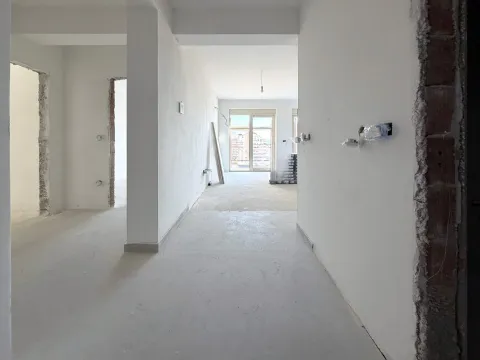 Prazan prostor u stanu u izgradnji sa bijelim zidovima i podom u košuljici. - image 18
