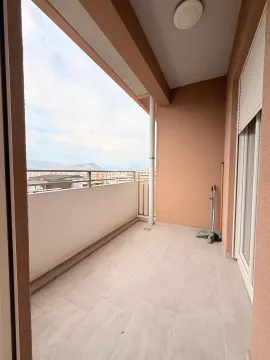 Natkriveni balkon sa pločicama i pogledom na grad. - image 12
