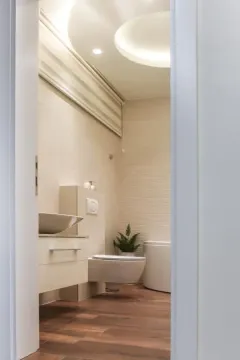 Moderno kupatilo sa sanitarijama i dekorativnim osvetljenjem. - image 5