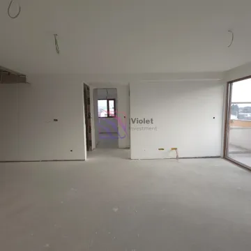 Pogled na nenamještenu prostoriju u fazi renoviranja sa bijelim zidovima. - image 4