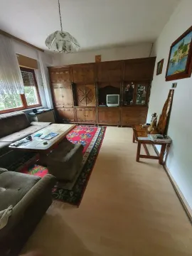 Dnevna soba sa klasičnim drvenim namještajem, garniturom za sjedenje i tepihom. - image 7