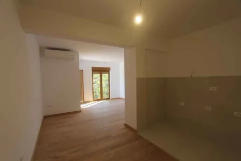 Svijetao, prazan stan sa prostorom za kuhinju. - image 12