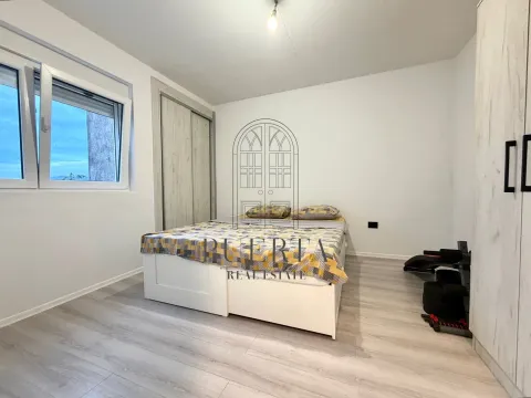 Svjetla spavaća soba sa bračnim krevetom, plakarom i laminatom na podu. - image 12
