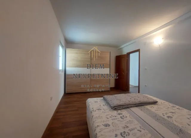 Izdavanje, dvosoban stan, 90m², Mrčevac, Tivat