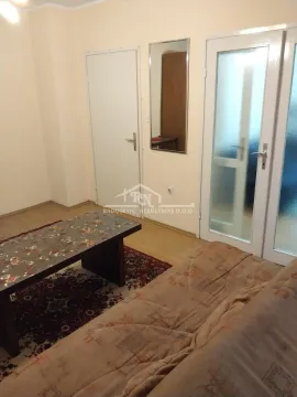 Manja dnevna soba sa garniturom za sedenje i tepihom. - image 3