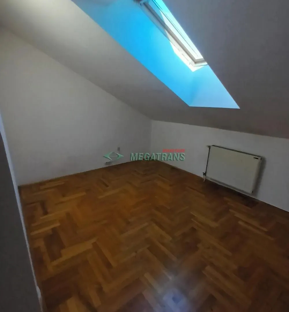 Izdavanje, četvorosoban stan, 100m², Centar, Novi Sad