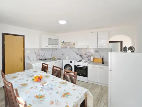 Izdavanje, kuća, 100m², Škaljari, Kotor - image 17