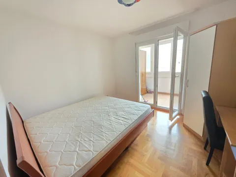 Spavaća soba sa bračnim krevetom, radnim stolom i izlazom na terasu. - image 12