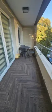 Natkriveni balkon sa garniturom za sedenje i podom u imitaciji riblje kosti. - image 3
