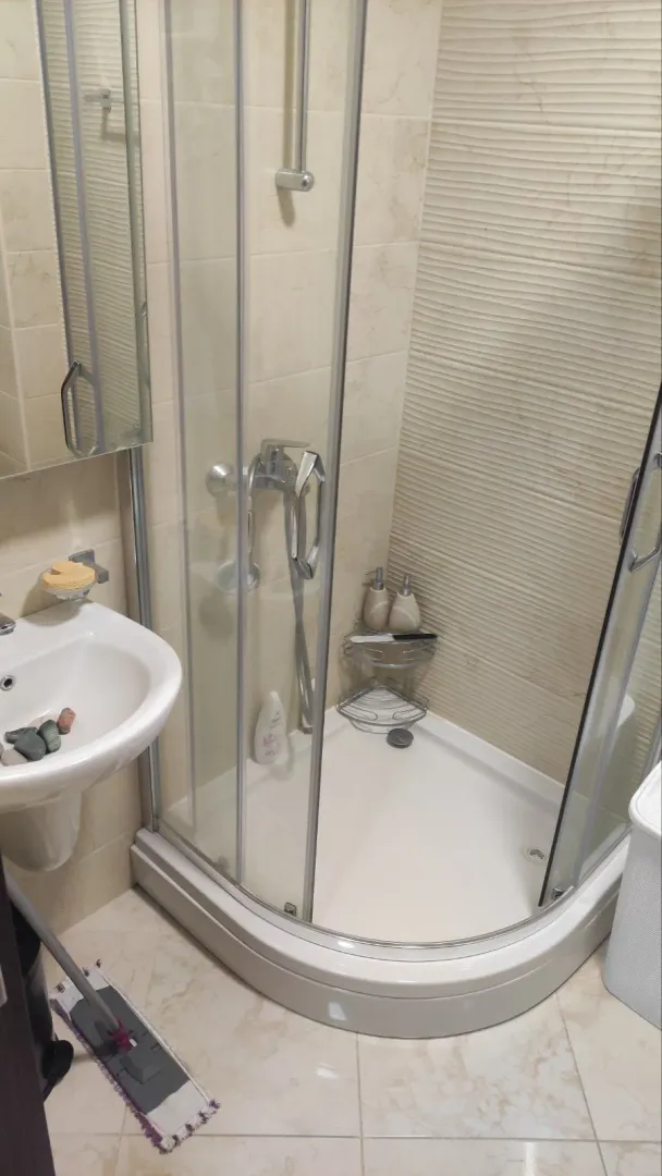 Bathroom with a shower cabin and a washbasin.