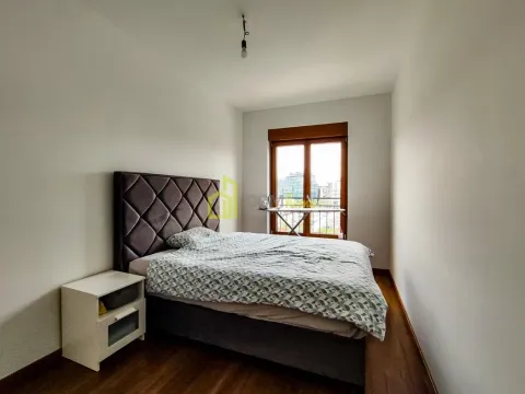 Spavaća soba sa bračnim krevetom i noćnim stočićem. - image 12