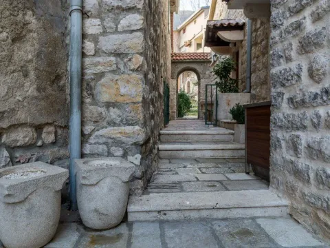 Sale, house, 355m², Prčanj, Kotor - image 11