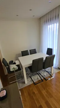 Trpezarija sa bijelim stolom i sivim stolicama pored prozora. - image 3