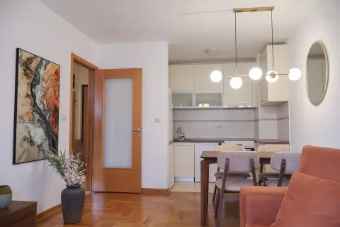 Dnevni boravak sa trpezarijom i kuhinjom u pozadini. - image 2