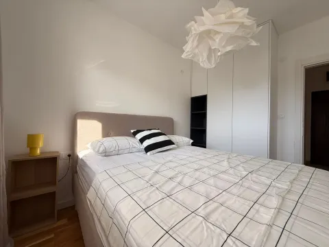 Svijetla spavaća soba sa bračnim krevetom, garderoberom i noćnim stočićem. - image 6