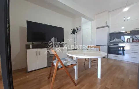 Dnevni boravak sa trpezarijom i kuhinjom u pozadini. - image 3