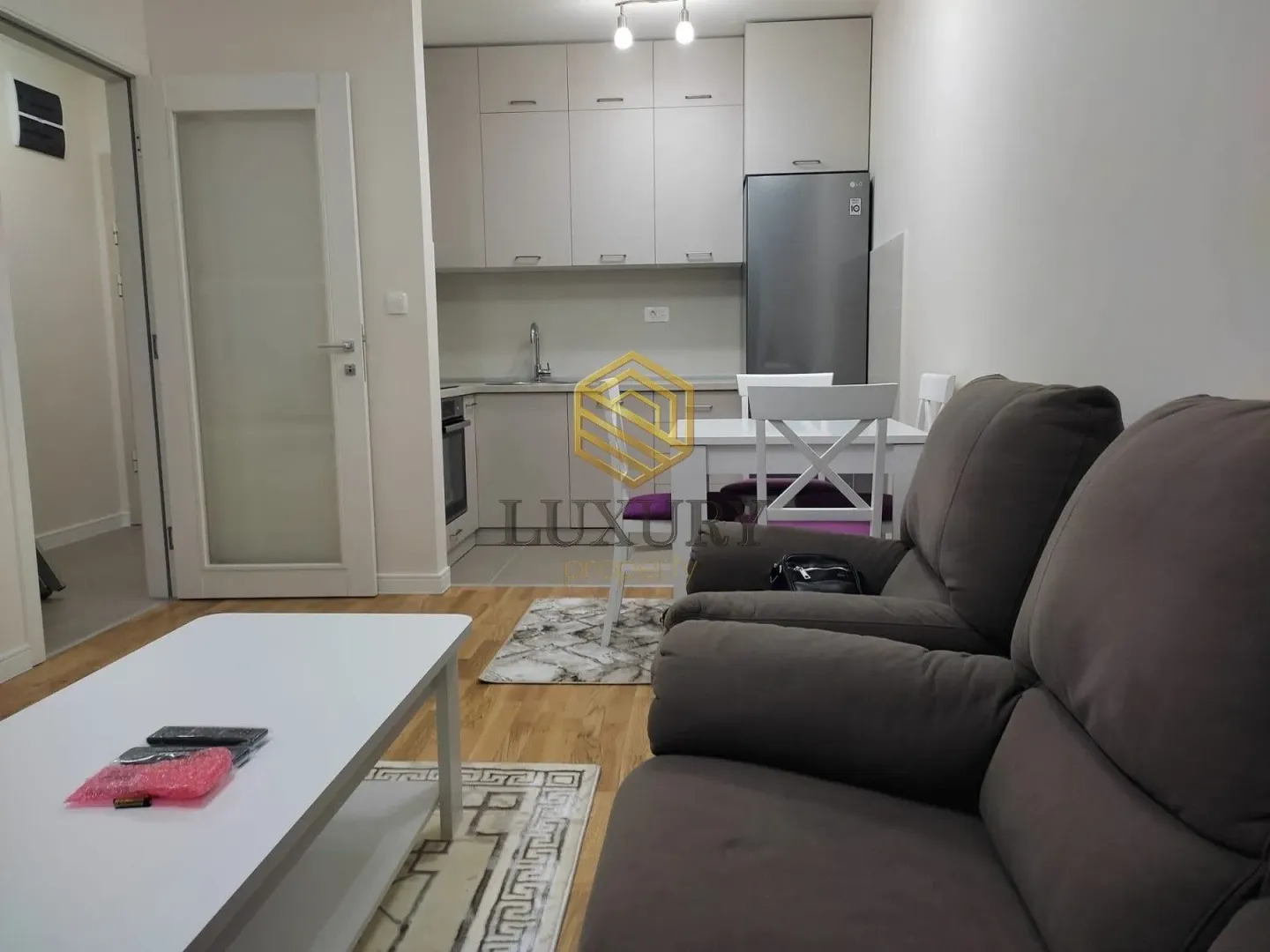 Izdavanje, jednosoban stan, 40m², Pobrežje, Podgorica