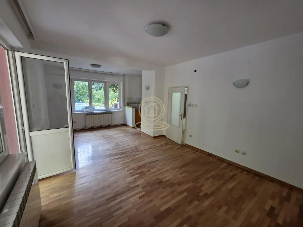 Empty living room with parquet flooring and access to the terrace.