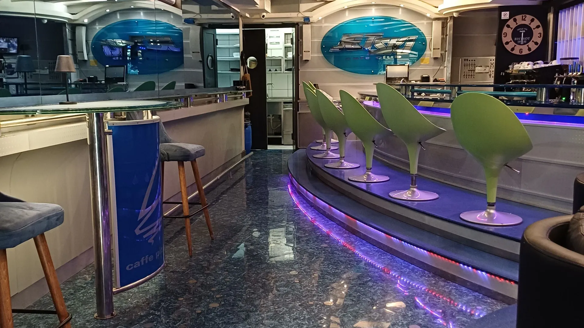 Rent, hospitality venue, 100m², Dobrota, Kotor