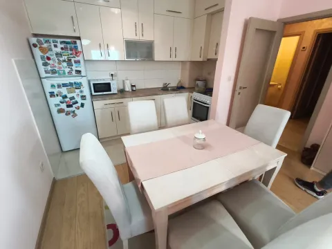 Kuhinja sa trpezarijom i bijelim elementima. - image 12