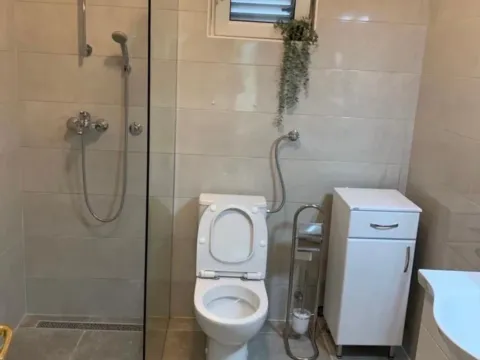 Izdavanje, dvosoban stan, 75m², Dobrota, Kotor - image 8