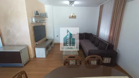 Dnevni boravak sa garniturom, televizorom i trpezarijskim stolom. - image 2