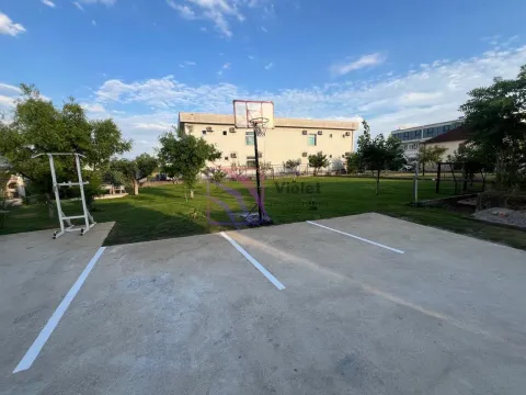 Dvorište sa travnjakom, košarkaškim košem i parking prostorom ispred zgrade. - image 3