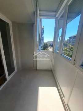 Zastakljeni balkon sa pogledom na ulicu. - image 15