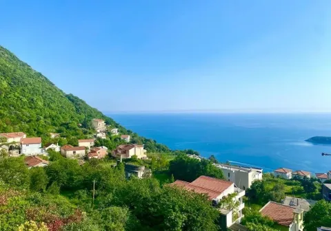 Prelijep panoramski pogled na more i okolno naselje sa brda. - image 11