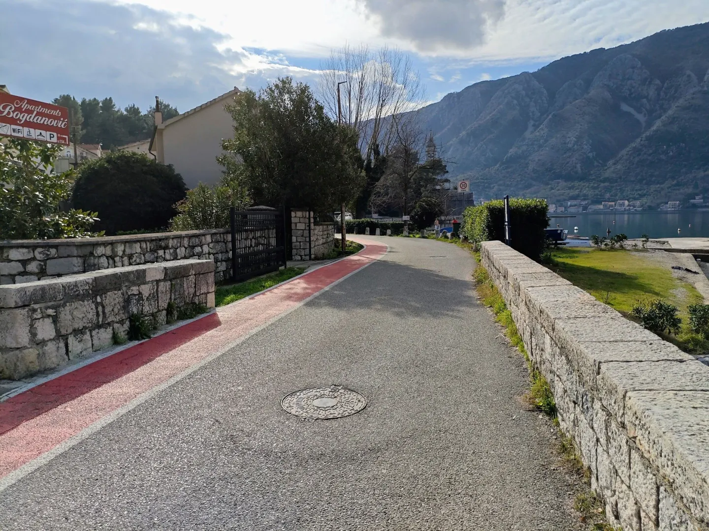 Pogled na ulicu i okruženje ispred objekta.