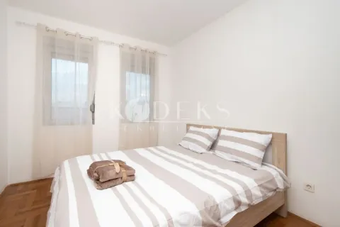 Bedroom with a double bed and windows with curtains. - image 6