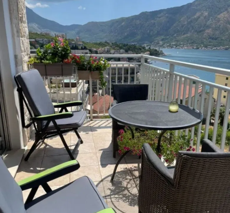 Prodaja, dvosoban stan, 76m², Dobrota, Kotor
