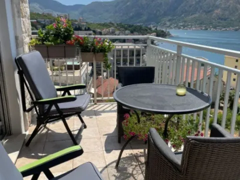 Prodaja, dvosoban stan, 76m², Dobrota, Kotor